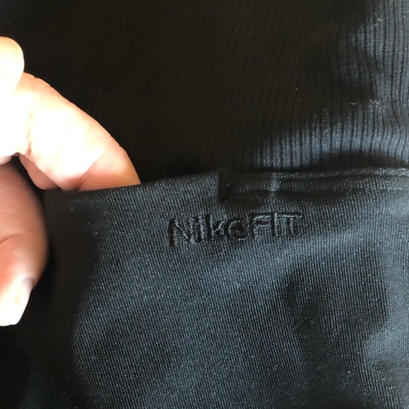 Nike Cropped Black Leggings with White Stripes - Picture 4 of 6